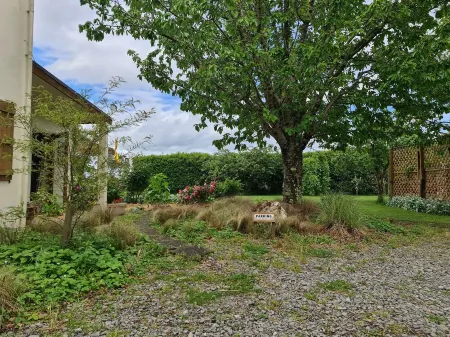 Studio 25 - a charming room in a country  garden setting Отели в г. Мартинборо