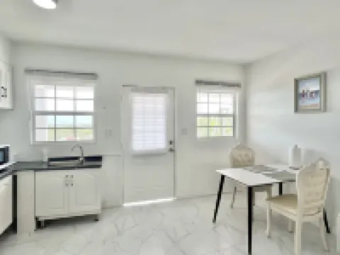 Cozy Apartment in Venetian RD within 10 min Airport