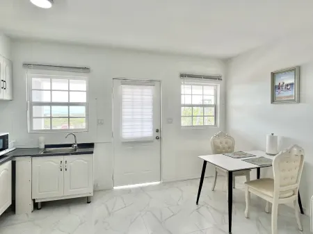 Cozy Apartment in Venetian RD within 10 min Airport Отели в г. Венешиан Роуд Сетлемент