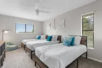 Candida's Retreat, 3-bedroom home with WiFi, AC, Heated Pool, on the 7th tee.