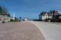 Magnificent apartment (80 m²) with 4 main rooms, 100 meters from the beach