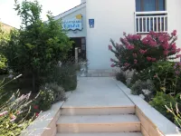 Privatbakon with sea views, 2 min. V. Sea / beach, Internet Hotel in zona Aeroporto di Spalato-Castelli
