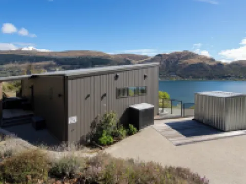 Sunny 2 bedroom home with magnificent lake views. Hotels in Kawarau Falls
