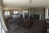 Skyline Apartments Raglan (Upper Apartment)