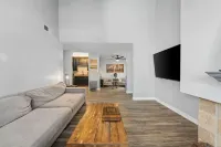 Perfect 2 bedroom 2 bath condo with a pool and gym Hotels in Arden-Arcade