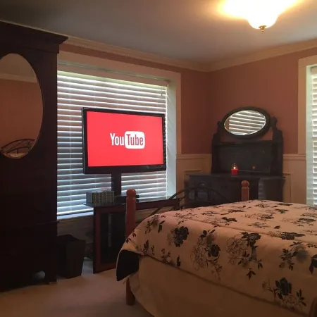Farm/Woods Stay, 3 Miles from Live Oak