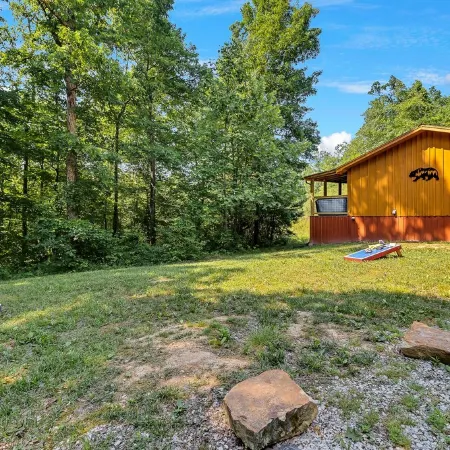 Romantic Red River Gorge Cabin w/ Hot Tub, Pond Views & Dog Friendly