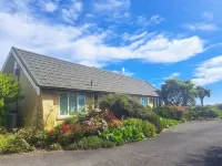 Golden Hills Farm Cottage, Stunning Views and a Swimming Pool - 2-Star