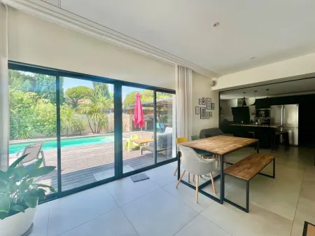 Contemporary villa with pool, 10 minutes from the beach! Отели рядом с достопримечательностью «Observatoire»