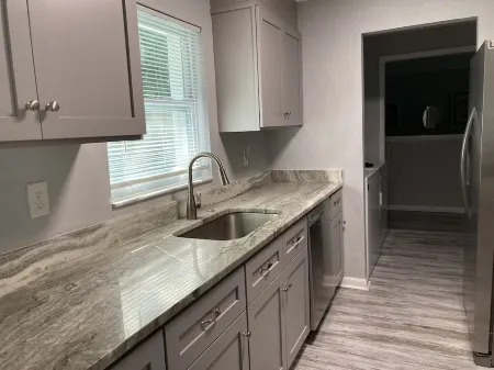 Warm and Cozy Home in Quiet Neighborhood!! LLC