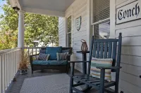 Newly Renovated Carriage House. 1 Bed 1 Marble Bath with Tub. Walking Distance.