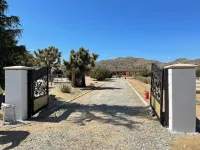 Cozy camper on a horse ranch in desirable Black Rock Cyn,Yucca Valley pool & spa