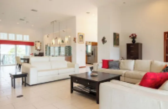 Rum& Little Barron Villa: Your North Side Haven-Beach, Ocean, Garden Views!