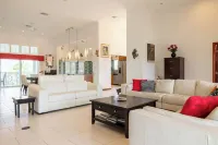 Rum& Little Barron Villa: Your North Side Haven-Beach, Ocean, Garden Views!