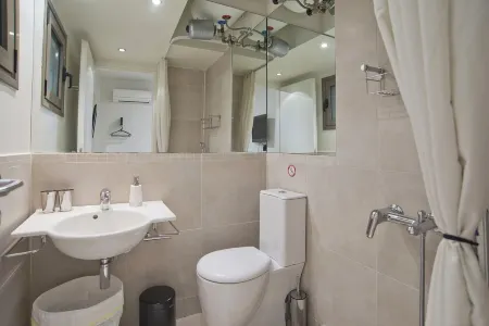 Cozy and modern studio Vouliagmeni Steps to Beach