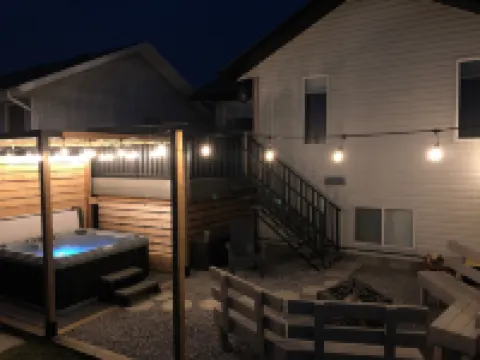 Cheerful, cozy 4 bedroom house w/ hot tub and firepit area