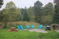 Cozy cottage with up to 15 acres of land and flowing river Hotels in Oro-Medonte
