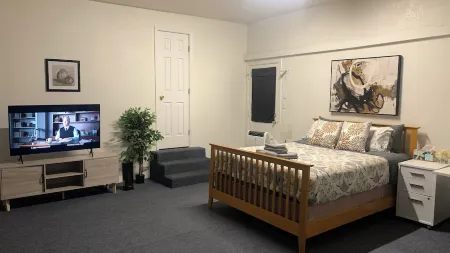 Cozy 4 bedroom in Fremont with free Parking & WiFI & Great location Отели в г. Фремонт