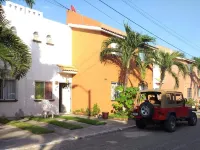 Winter Bird Retreat, with A/C, Pool, Beach Nearby, 10 Minutes from Bucerias. Hotels in Mezcales