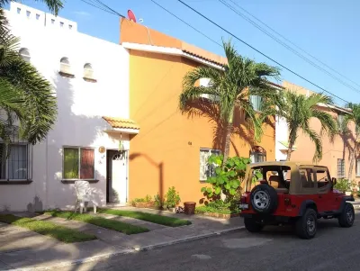 Winter Bird Retreat, with A/C, Pool, Beach Nearby, 10 Minutes from Bucerias. Hotels in 