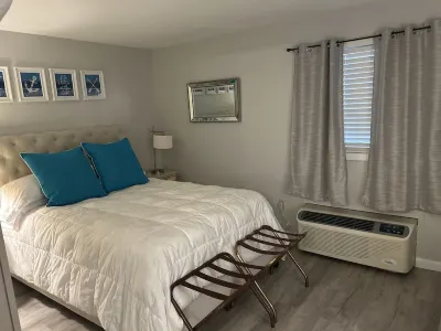 Beautiful 1 Bedroom Condo-Lake Views. Now Offering Monthly Rental Prime Location  호텔