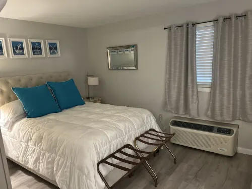 Beautiful 1 Bedroom Condo-Lake Views. Now Offering Monthly Rental Prime Location