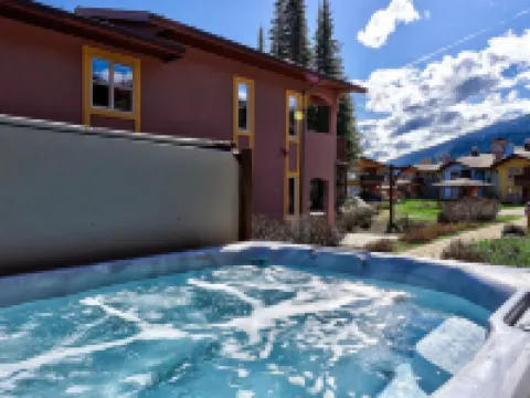 Central Location, Ski in/Ski Out, Private Hot Tub Hotels in Sun Peaks