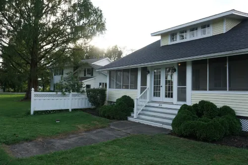 Lakeside cottage, steps away from the lake, perfect for family and friends
