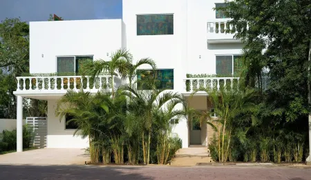 Luxury Villa Great Location Walking Distance to the Beach