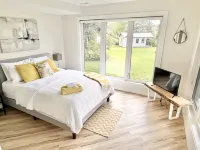 Brand new luxury waterfront cottage 티미스카밍 디스트릿 호텔