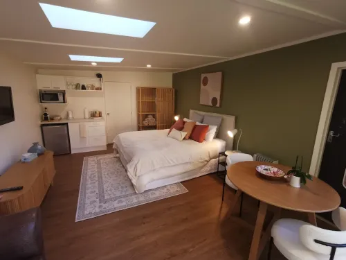 Guestroom on Queen