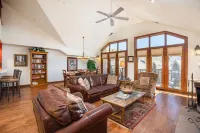 Modern Rustic Bi-Level 3 Bedroom Plus Loft Condo In Beaver Creek
