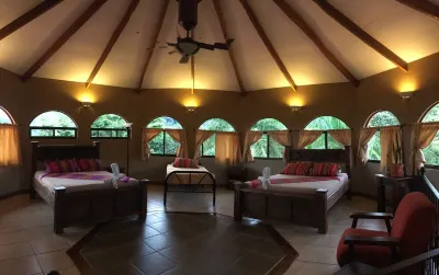 Toucans, Mountains & Waterfalls! Jungle Villa, 5-8 BR, with full staff. Hoteles en 