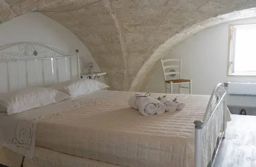 Centrally located house with fasanese vaulted ceilings, just minutes from Zoosafari!