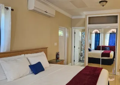 Casa de Bells 2 - Studio apartment with pool, gazebo, private entrance & parking