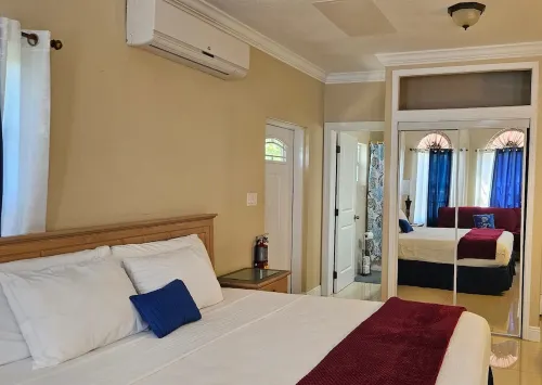 Casa de Bells 2 - Studio apartment with pool, gazebo, private entrance & parking