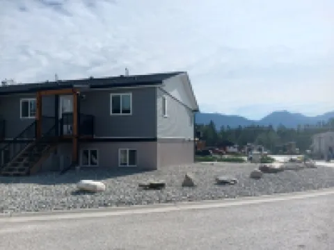 Mountain Views | Air Con | Garage | Large Deck | Nearby Trails | Parking インヴァーミアのホテル