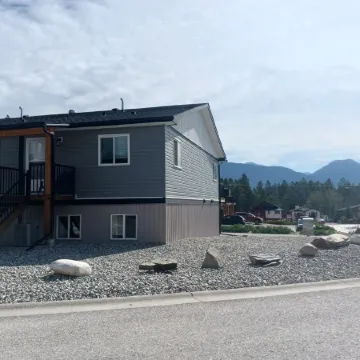 Mountain Views | Air Con | Garage | Large Deck | Nearby Trails | Parking