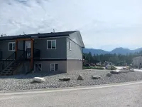 Mountain Views | Air Con | Garage | Large Deck | Nearby Trails | Parking Hotels in Invermere