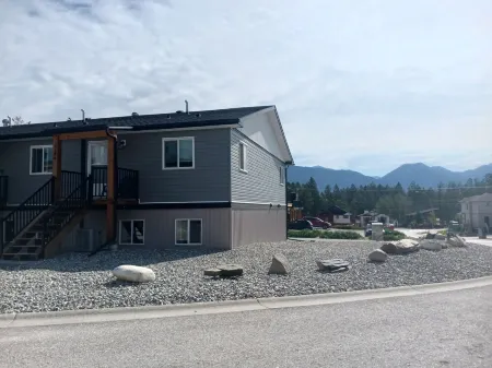 Mountain Views | Air Con | Garage | Large Deck | Nearby Trails | Parking