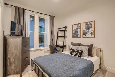 Posh Townhome in Beautiful Lake Claire Hotels near CreekStone Academy 2465 Memorial Dr SE Atlanta GA 30317