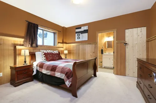 Stunning Log Mount Washington Chalet with Breathtaking Views of Strathcona Park