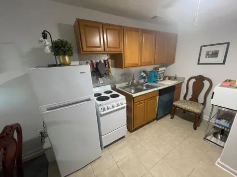 Entire Private Apartment, 2 Queens, Kitchen, Laundry Room, Large Dining Table