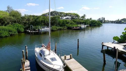 Newly Renovated Sea Breeze Cottage with Private Dock, Easy Access to Bimini Bay Hotels in Anna Maria