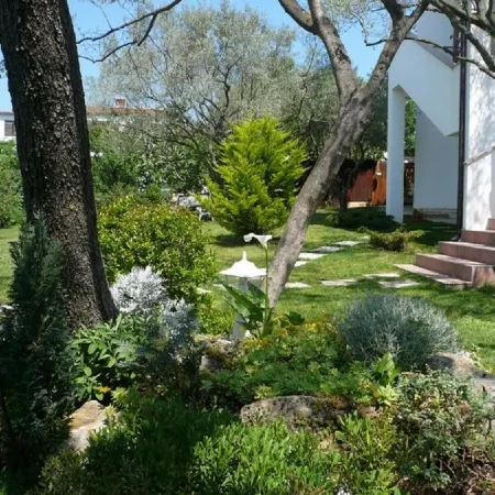 Air-conditioned apartment 250 m from the beach with private boat mooring