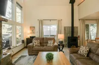New! Modern mountain retreat. Bar, garage, luxurious backyard patio. Pristine!