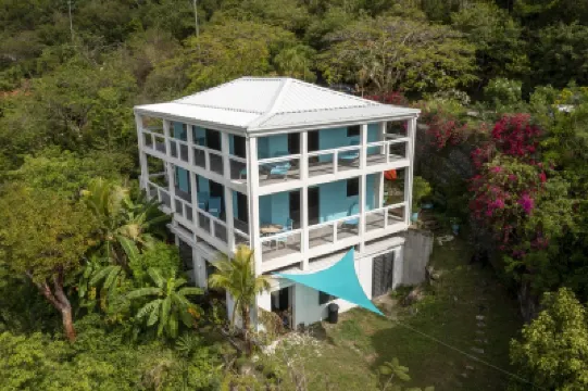 OWNERS' QUARTERS on the top of the house at AQUA VILLA ST. JOHN Hôtels à : 