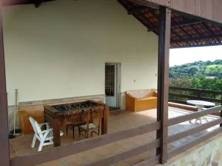 5 Bedroom House with BEAUTIFUL View of Pedra Grande Отели рядом с достопримечательностью «Ghost Hotel Paintball e Airsoft Atibaia»