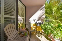 Beautiful Ground Floor Siesta Key  Unit Heated Pool,  Beach and Fishing Pier