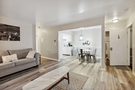 Apartment Отели рядом с достопримечательностью «Lansing's First Capital Building»